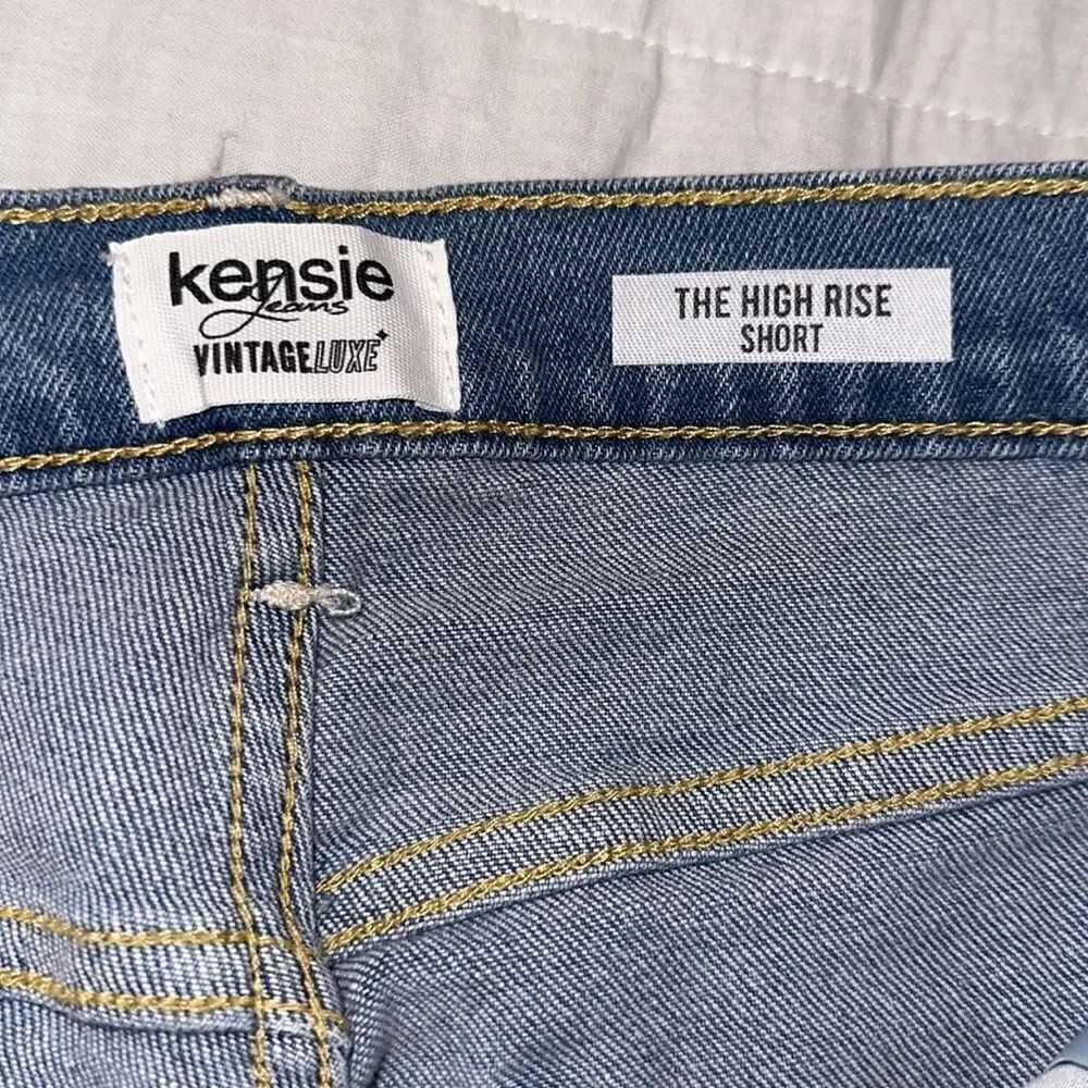 kensie 6/28 Vintage Luxe High Rise Raw Hem Distressed Blue Med Wash Shorts - Picture 12 of 15